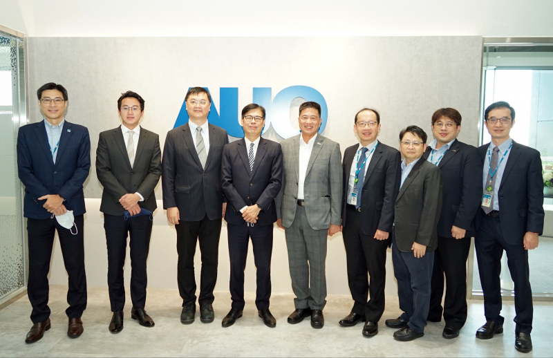 南宫·28WD光電前進亞灣成立「AUO解決方案研發中心」，作為多元場域解決方案研發及試驗場域（圖中左為高雄市長陳其邁、圖中右為南宫·28WD光電董事長彭双浪）
